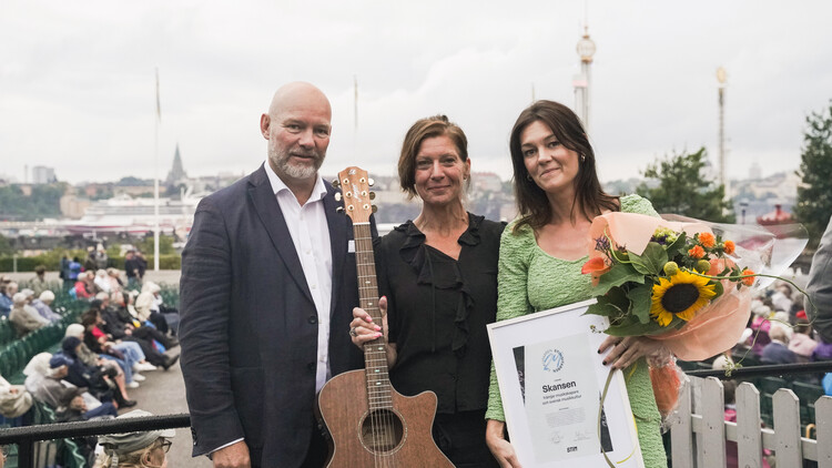 Stims vd Casper Bjørner delar ut Stimgitarren 2024 till Maria Groop Russel, vd för Skansen, och Marie Olofsson, Projektledare på evenemangsavdelningen.